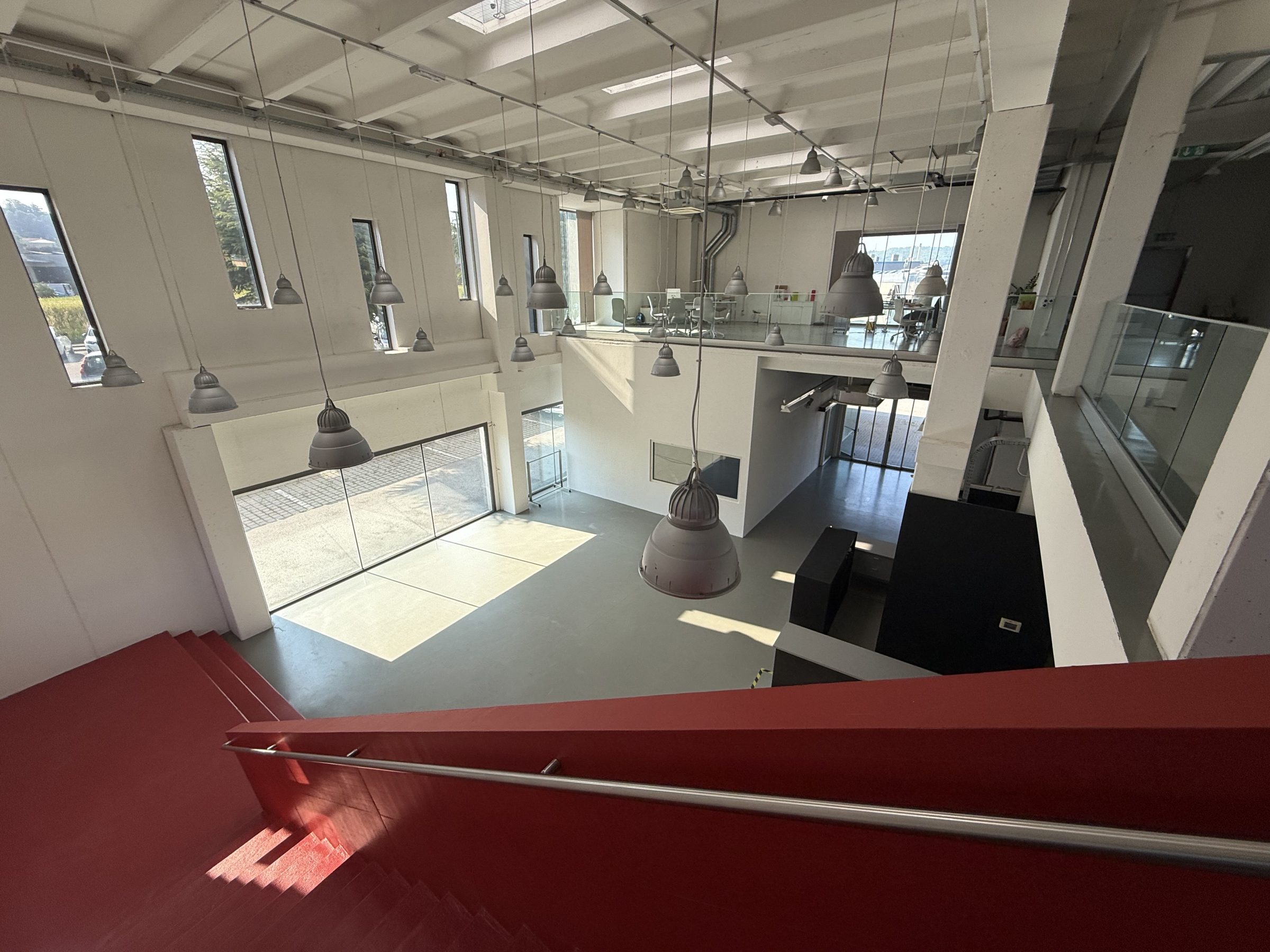 Mendrisio affittiamo ampio stabile commerciale/artigianale con ristorante