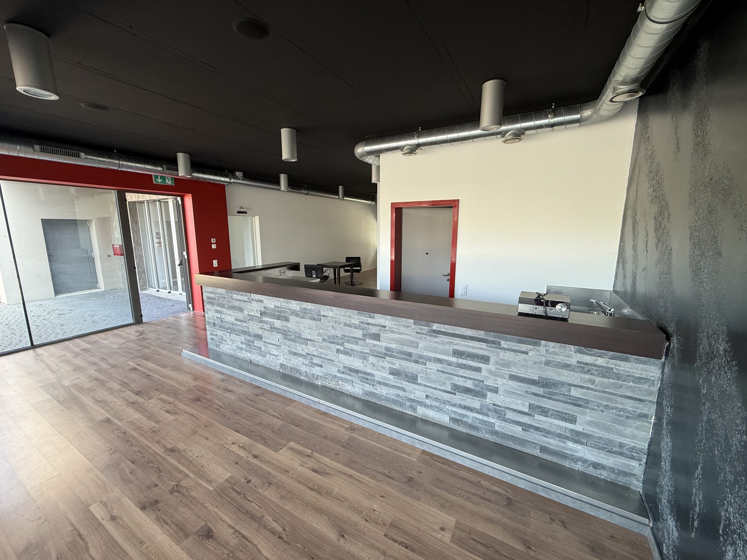 Mendrisio affittiamo ampio stabile commerciale/artigianale con ristorante