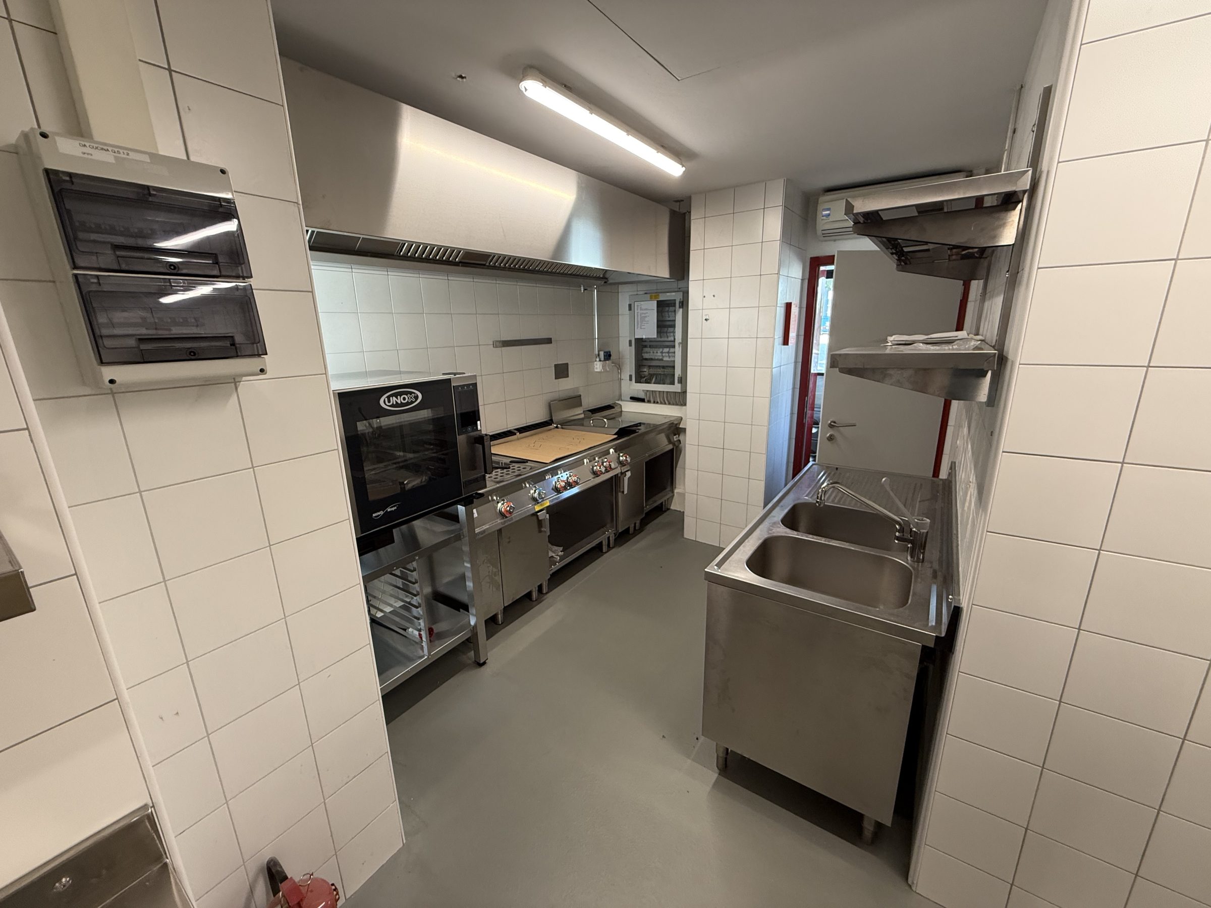 Mendrisio affittiamo ampio stabile commerciale/artigianale con ristorante
