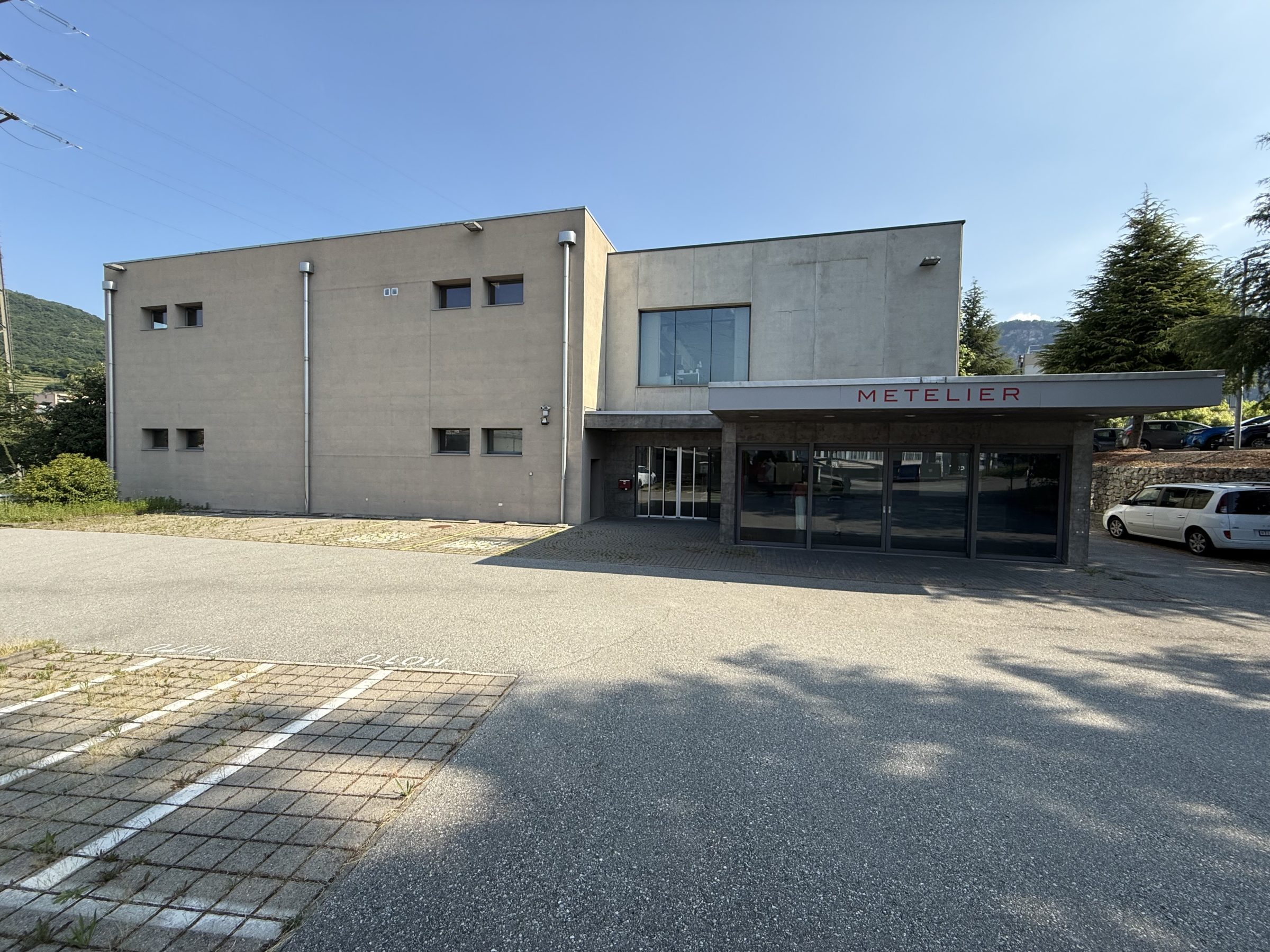 Mendrisio affittiamo ampio stabile commerciale/artigianale con ristorante