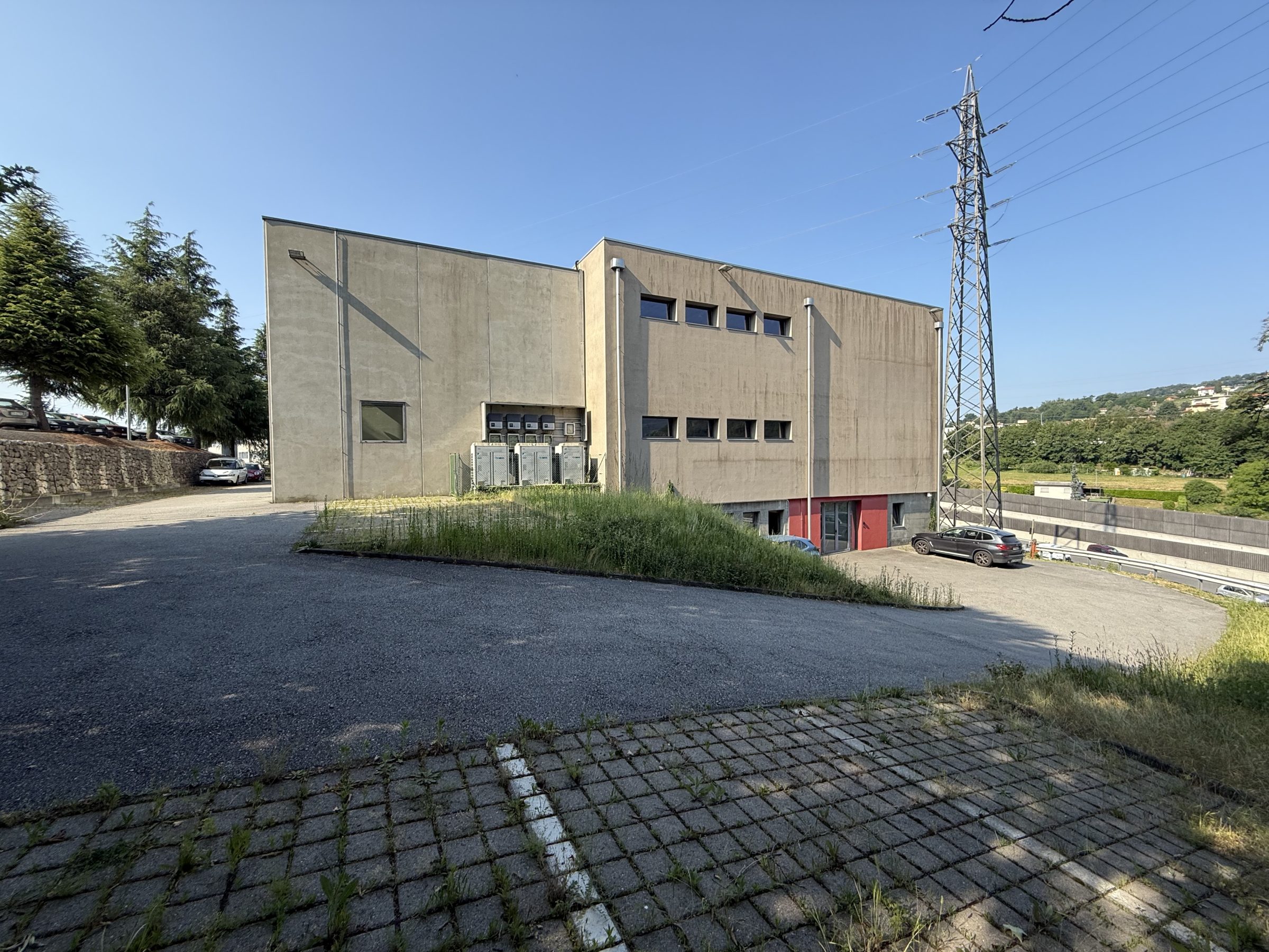 Mendrisio affittiamo ampio stabile commerciale/artigianale con ristorante
